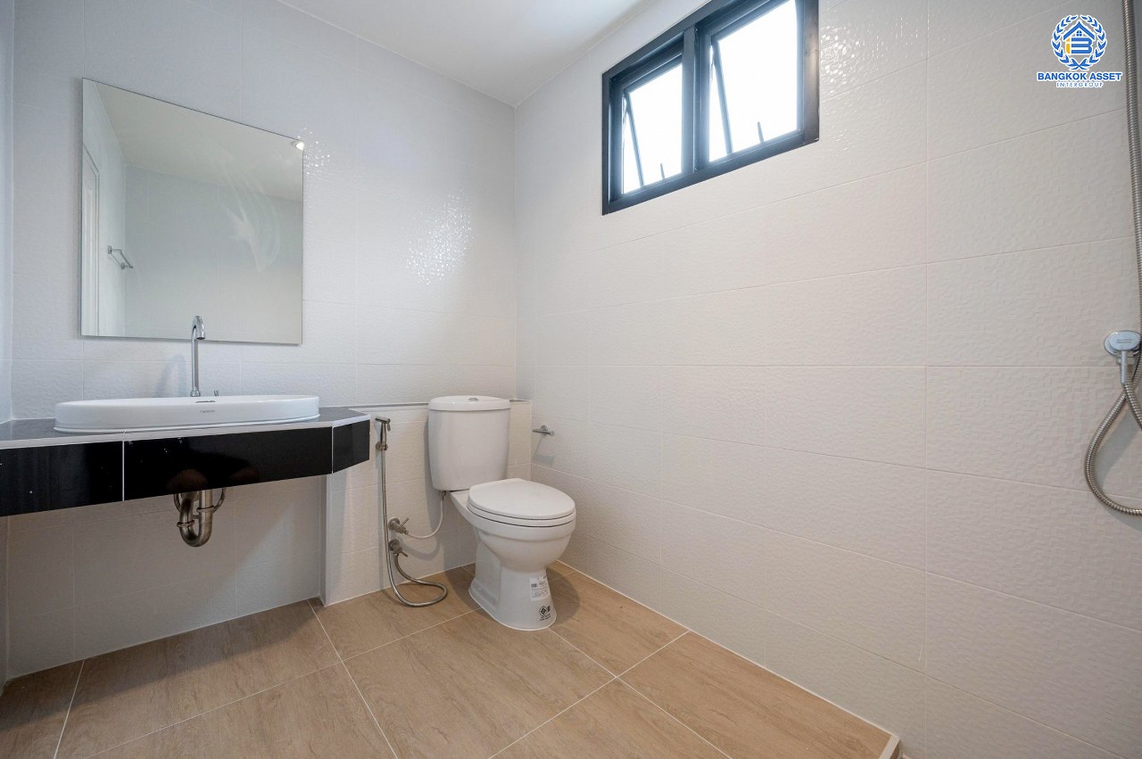 บ้านมือสองตกแต่งใหม่ โครงการ วรารมย์ เพชรเกษม81 แบรนด์ Q.House รองรับทุกความสุขใกล้ส่วนกลาง เนื้อที่ 64.1 ตร.ว. ฟังก์ชัน 4 ห้องนอน 3 ห้องน้ำ 1 ห้องอเนกประสงค์ จอดรถได้ 2 คัน บนทำเลใกล้ The Mall บางแค และเชื่อมต่อ ถนนกาญจนาฯ ถนนบางบอน และถนนพุทธมณฑลสาย4